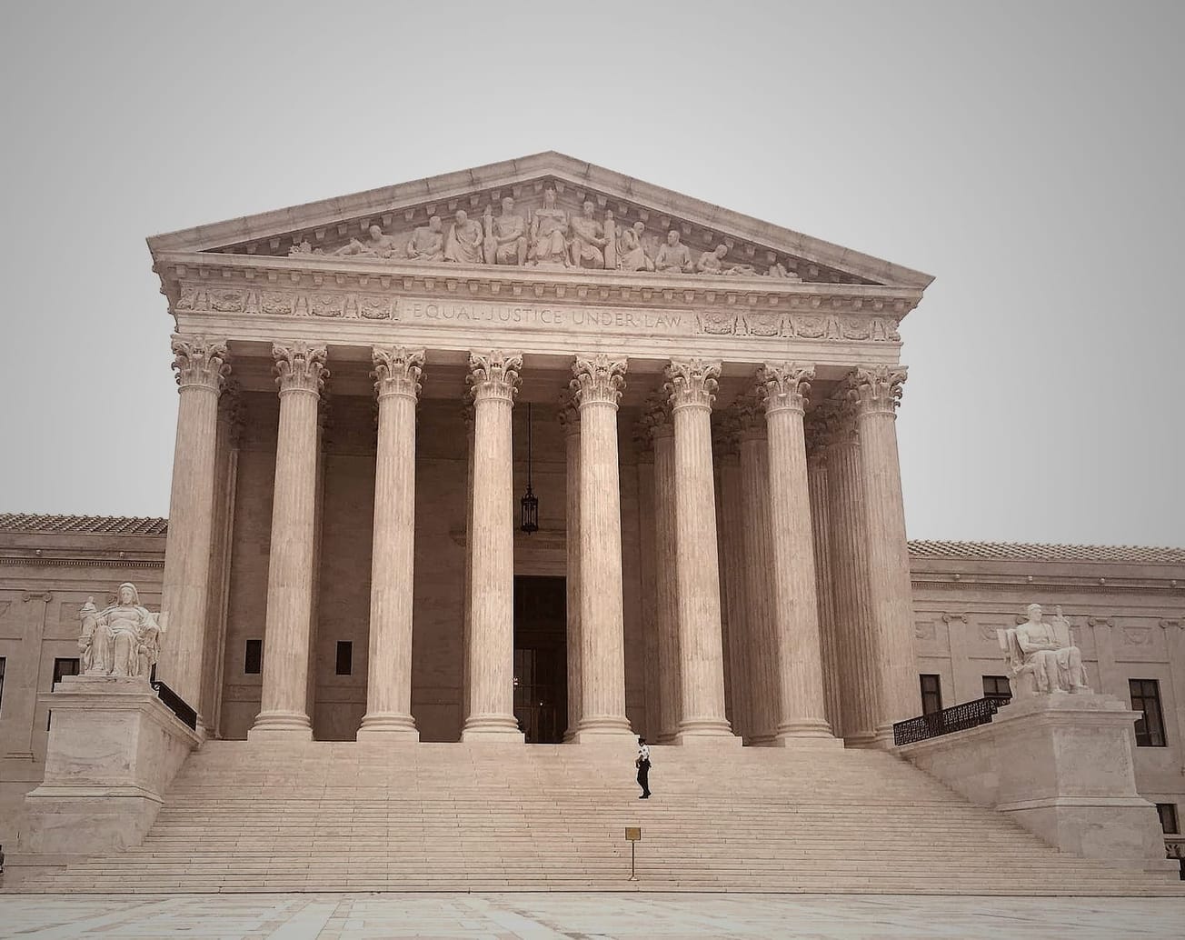 Liberal and conservative U.S. Supreme Court justices strongly questioned President Donald Trump's use of emergency power to impose tariffs on countries around the world. 