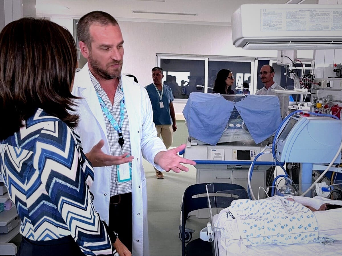 UNOPS Director of Latin America and the Caribbean Region Dalila Gonçalves, left, gets a tour of the Hospital María Humphreys in southern Argentina.